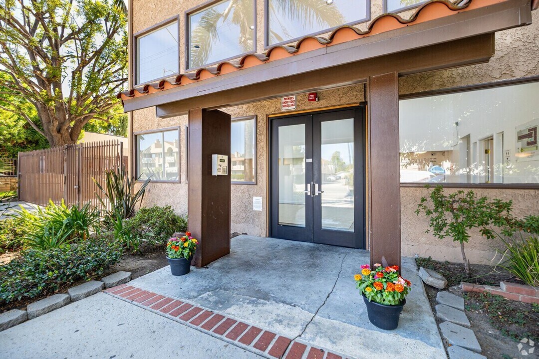 The Benezra Family Limited Partnership 2 LP in Reseda, CA - Foto de edificio