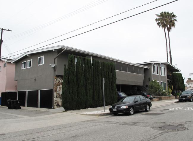 8601-8609 Saran Dr in Playa Del Rey, CA - Foto de edificio - Building Photo