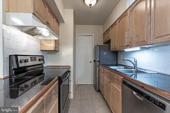5898 Surrey Hill Pl Unit H in Springfield, VA - Building Photo - Building Photo