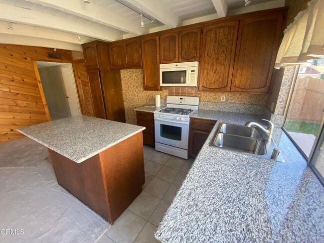 2262 Lyndhurst Ave in Camarillo, CA - Building Photo - Building Photo