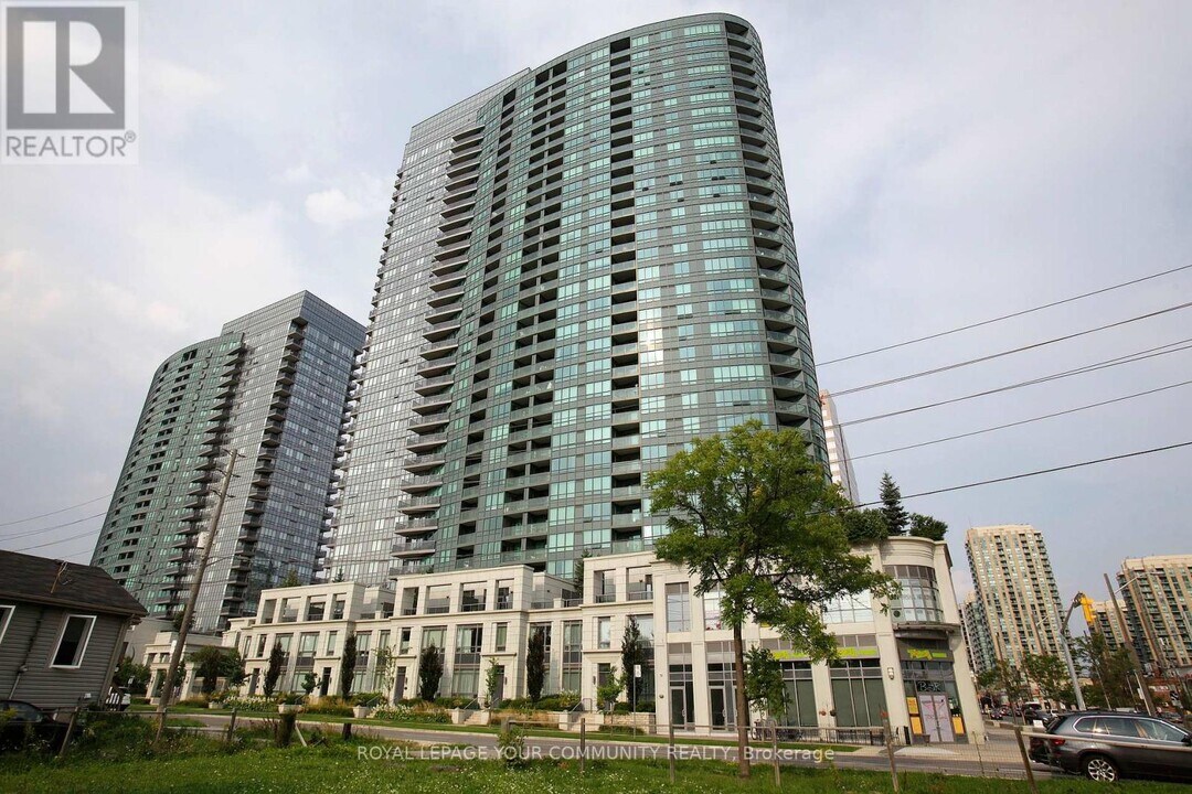 25 Greenview Ave in Toronto, ON - Building Photo