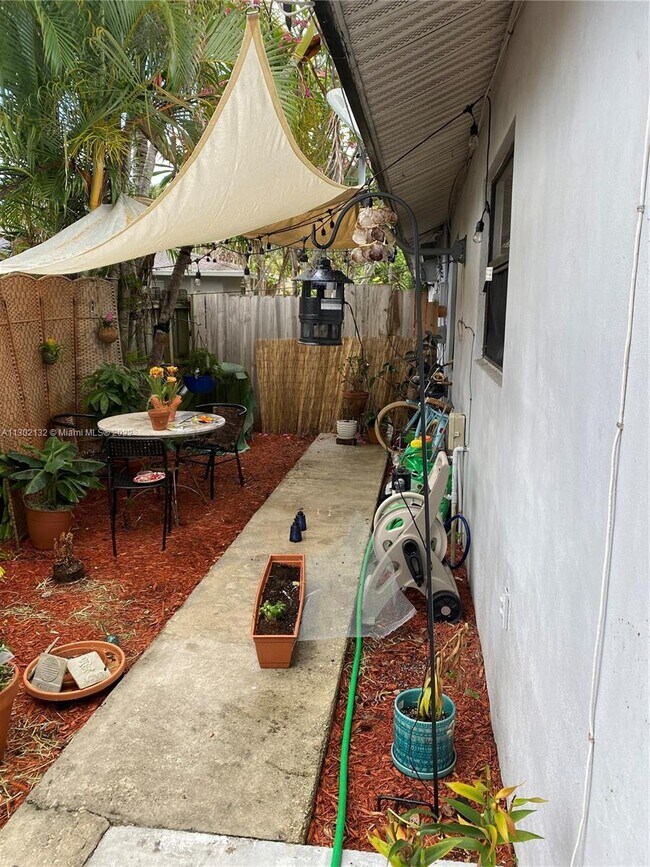 1236 NE 12th Ave-Unit -B in Fort Lauderdale, FL - Building Photo - Building Photo