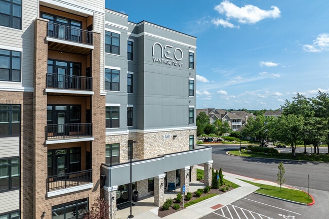 Neo Vantage Point in St. Louis, MO - Foto de edificio - Building Photo