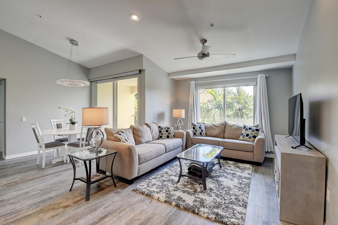 1223 Villa Cir in Boynton Beach, FL - Building Photo