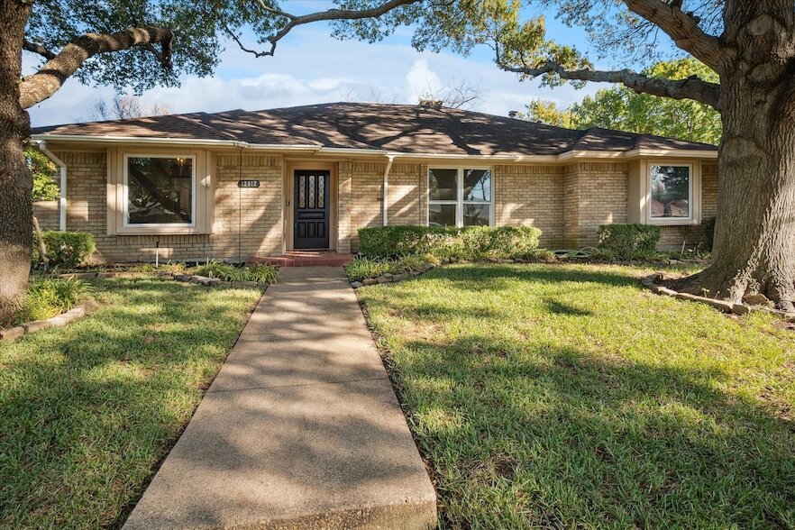 12612 Whispering Hills Dr in Dallas, TX - Foto de edificio