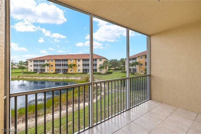 10020 Maddox Ln, Unit 213 in Bonita Springs, FL - Foto de edificio - Building Photo