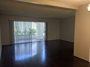 5989 Rancho Mission Rd in San Diego, CA - Foto de edificio - Building Photo