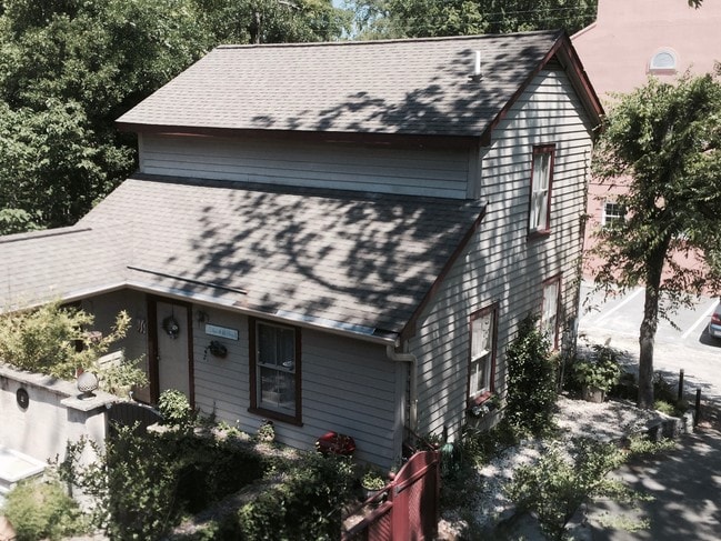 541 E Jones Ln in Savannah, GA - Foto de edificio - Building Photo