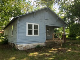 327 Merle St in Bismarck, MO - Building Photo