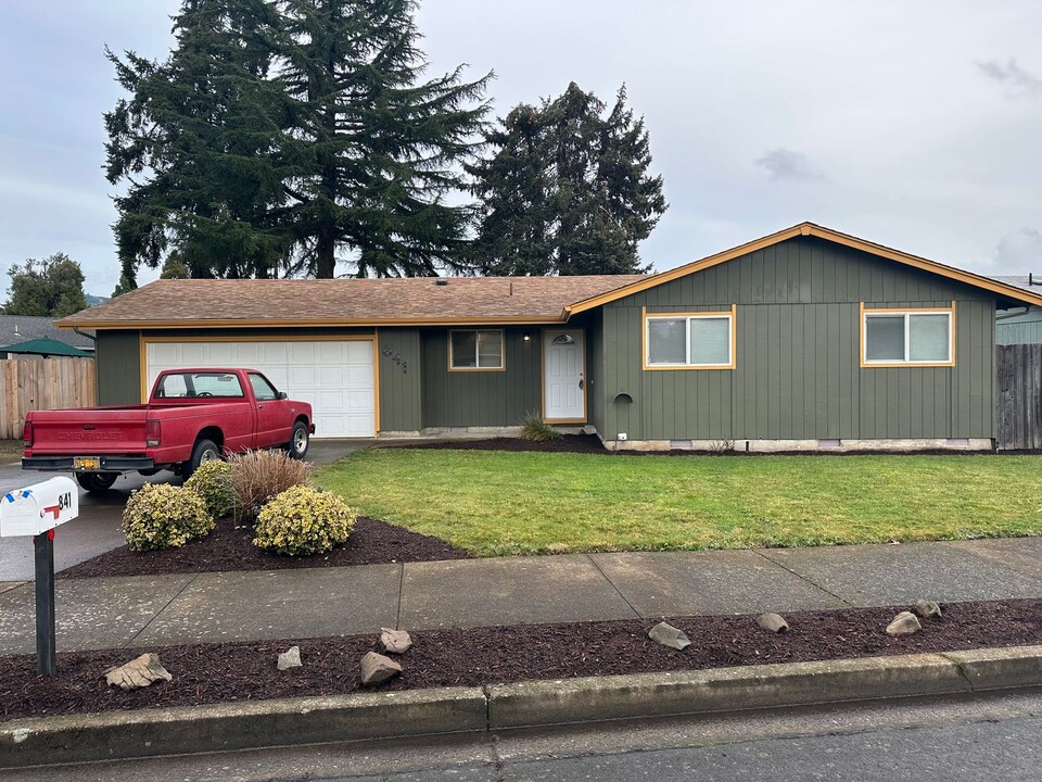 841 54th Pl in Springfield, OR - Building Photo