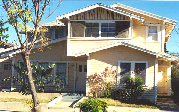 805 S Merrill St in Corona, CA - Building Photo