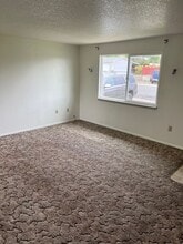 925 Cosgrave St-Unit -Unit B in Winnemucca, NV - Building Photo - Building Photo