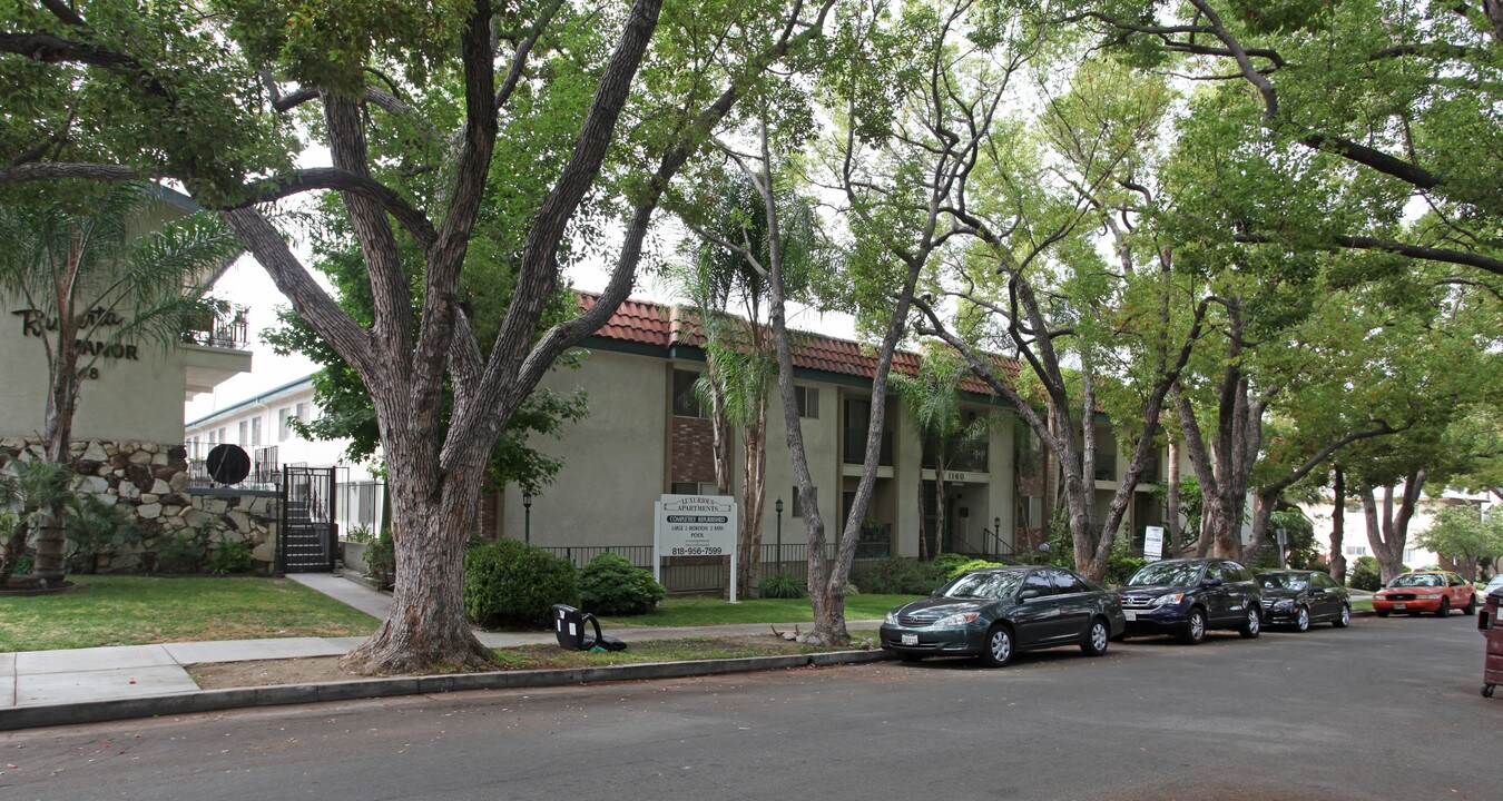 Luxurious Apartments in Glendale, CA - Building Photo