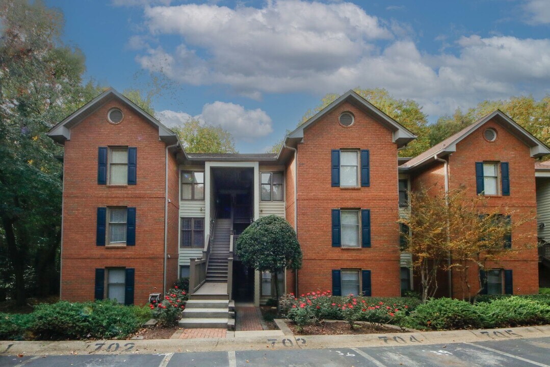 702 Garden Ct in Atlanta, GA - Building Photo