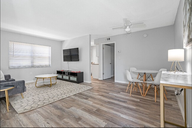 13104-13108 Leisure Wood Pl in Tampa, FL - Foto de edificio - Building Photo