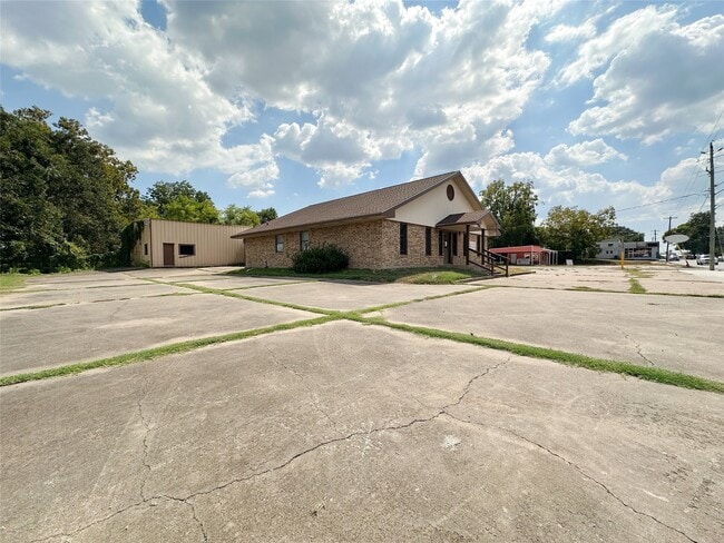 property at 702 N Richmond Rd