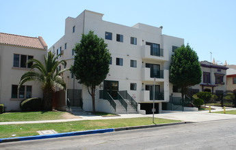 2924 Leeward Ave in Los Angeles, CA - Building Photo - Building Photo