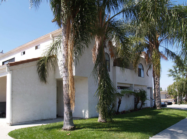 Buena Palms Apartments in Buena Park, CA - Foto de edificio - Building Photo