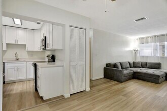 3930 Crystal Lake Dr in Pompano Beach, FL - Building Photo - Building Photo