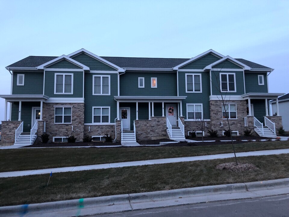 4365 Eagle Ridge Ln, Unit 4 in Windsor, WI - Building Photo