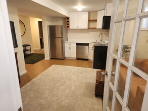 205 15th St NE, Unit B in Washington, DC - Foto de edificio - Building Photo