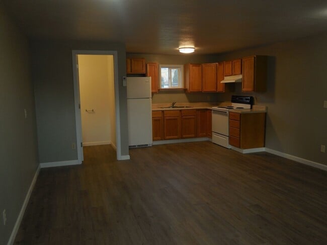 696 N Myrtle Rd in Myrtle Creek, OR - Building Photo - Building Photo