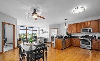 160 S River St, Unit 409 in Aurora, IL - Building Photo