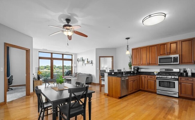 160 S River St, Unit 409