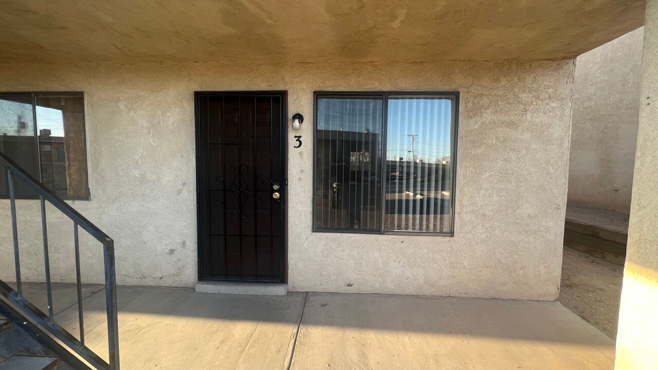 2114 Hagerty Rd in Las Cruces, NM - Foto de edificio