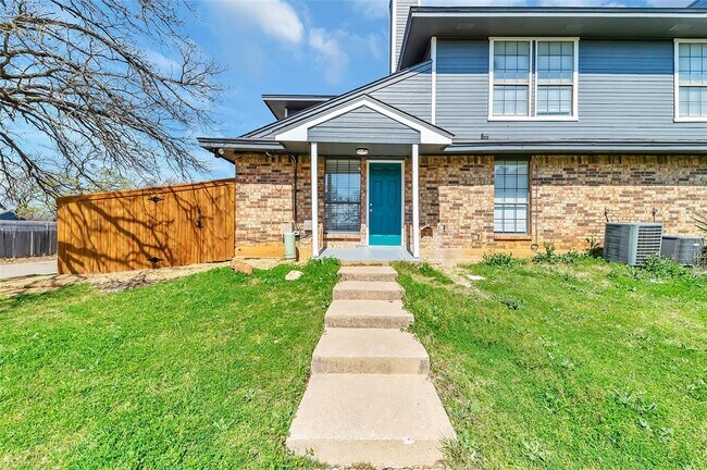 117 Peachtree Ct-Unit -C in Kennedale, TX - Building Photo - Building Photo