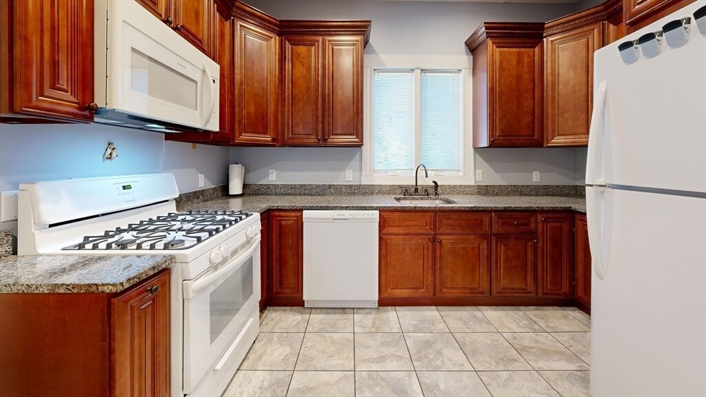109 Chelsea St in Boston, MA - Building Photo