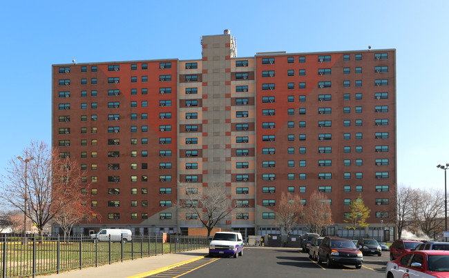 Stanley Rowe Towers and Townhomes in Cincinnati, OH - Building Photo - Building Photo