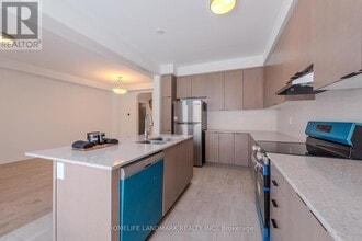 7 Moss Dr in Markham, ON - Building Photo - Building Photo