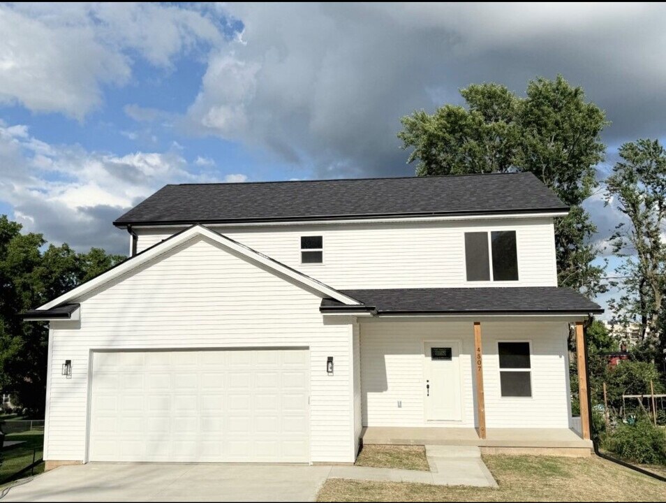 4507 60th St in Urbandale, IA - Building Photo