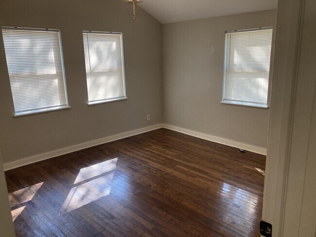 1009 E Sherman Dr in Denton, TX - Building Photo - Building Photo
