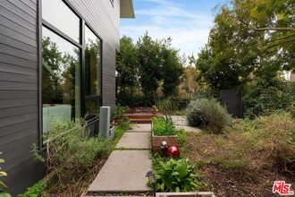 2450 Glencoe Ave in Los Angeles, CA - Foto de edificio - Building Photo