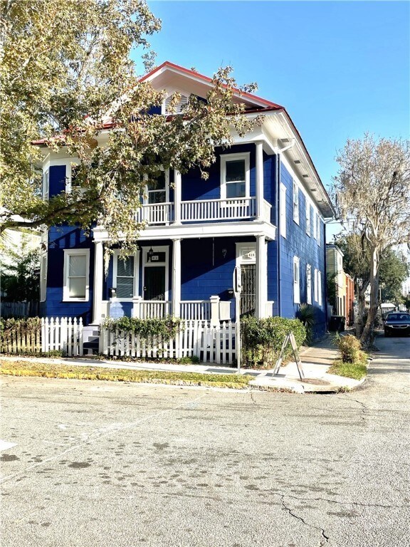 property at 418 E 40th St
