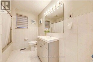 574 Crerar Ave in Oshawa, ON - Building Photo