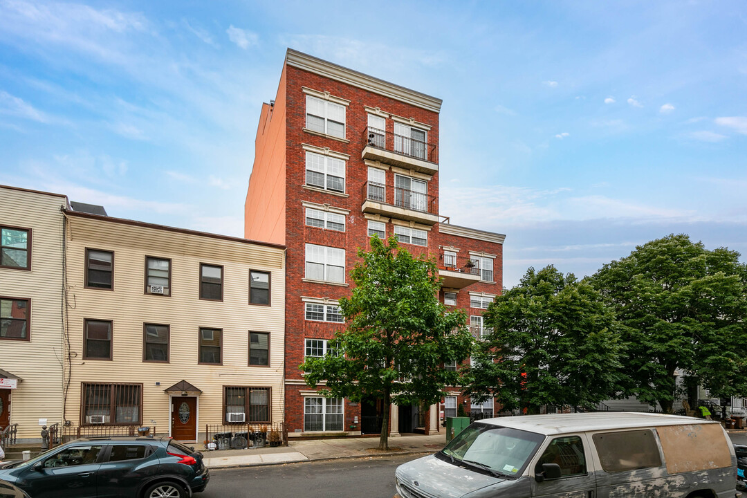 216 Calyer St in Brooklyn, NY - Building Photo