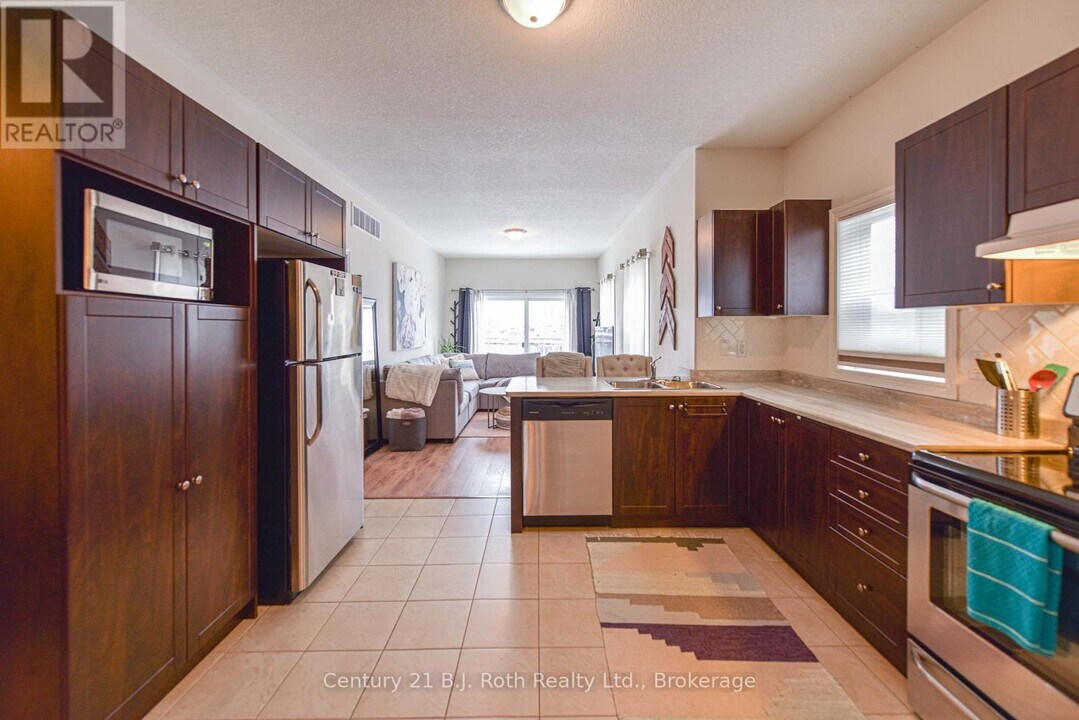 15 Isabella Dr in Orillia, ON - Building Photo