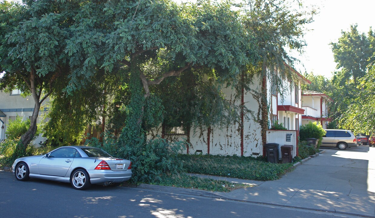 2090 Aldengate Way in Hayward, CA - Foto de edificio