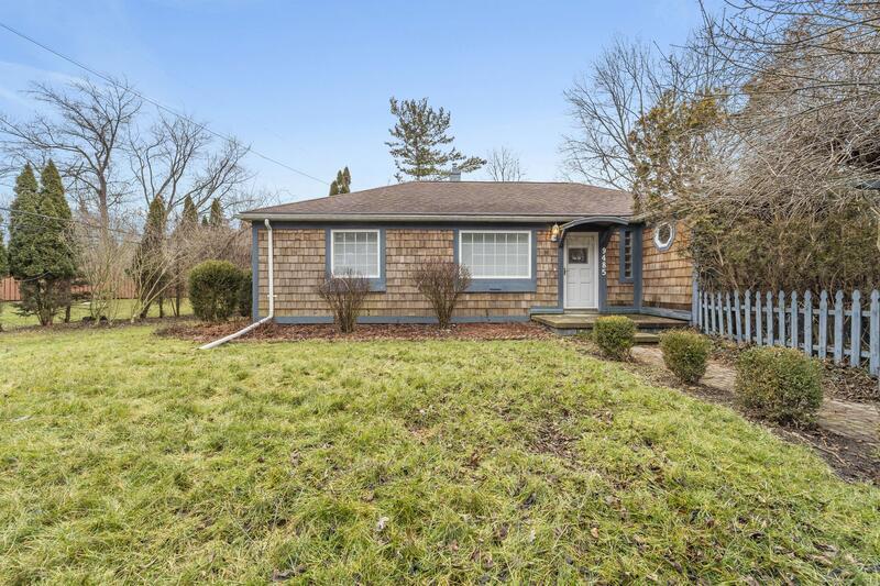 9485 Waterman Dr in Grosse Ile, MI - Foto de edificio