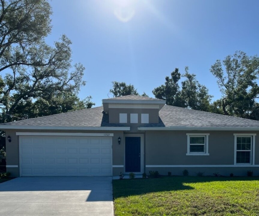 1702 Rada Ln in North Port, FL - Building Photo