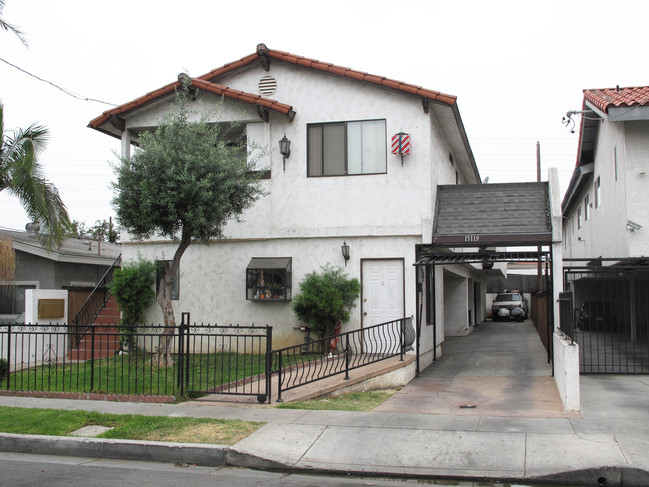 13119 Roselle Ave in Hawthorne, CA - Foto de edificio - Building Photo