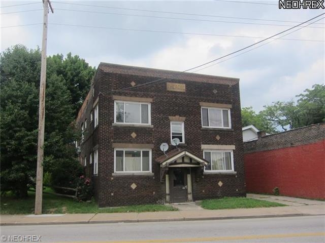 8208 Denison Ave in Cleveland, OH - Foto de edificio