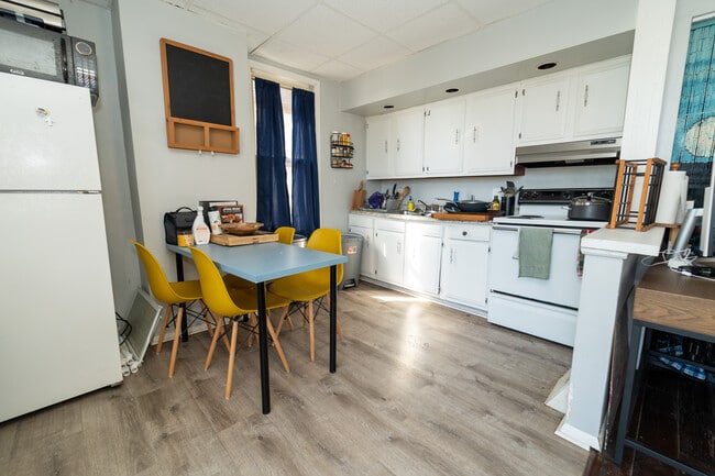 165 Kendall Ave, Unit 2 in Pittsburgh, PA - Foto de edificio - Building Photo