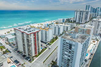 Oxford Towers in Hollywood, FL - Building Photo - Building Photo