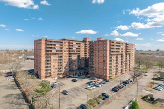 Mystic River Park Condominiums East in Medford, MA - Building Photo - Building Photo