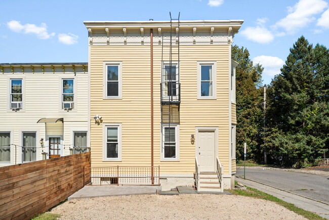 2 Carson Ave in Newburgh, NY - Building Photo - Building Photo