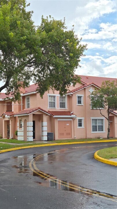 2101 Belmont Ln in North Lauderdale, FL - Foto de edificio
